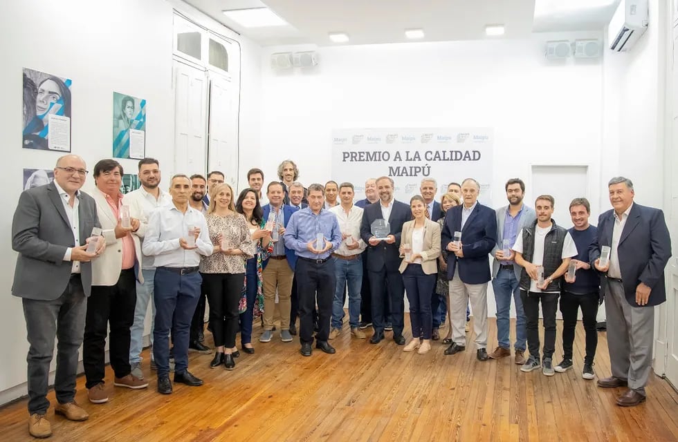 El intendente de Maipú, Matías Stevanato, junto a sus pares predecesores, hicieron entrega de la 1° edición de los Premio Calidad Maipú a 25 empresas.