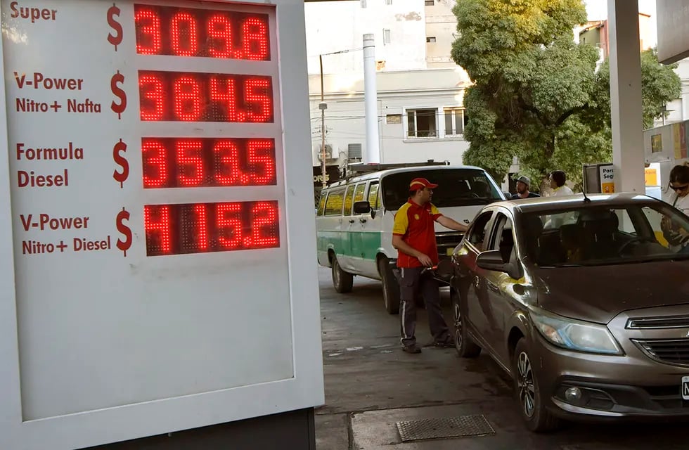 Tras el desabastecimiento suben el precio de los combustibles.Foto: Orlando Pelichotti / Los Andes