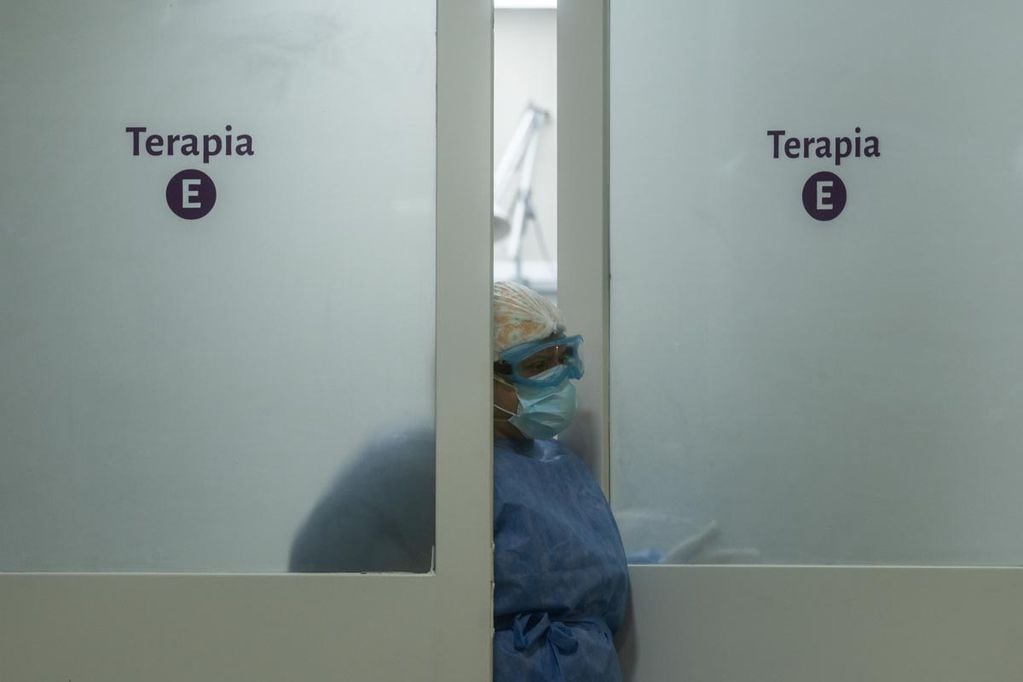 Enfermera Micaela Sánchez en la puerta de ingreso del la nueva terapia intensiva del Hospital El Carmen. Foto: Ignacio Blanco / Los Andes