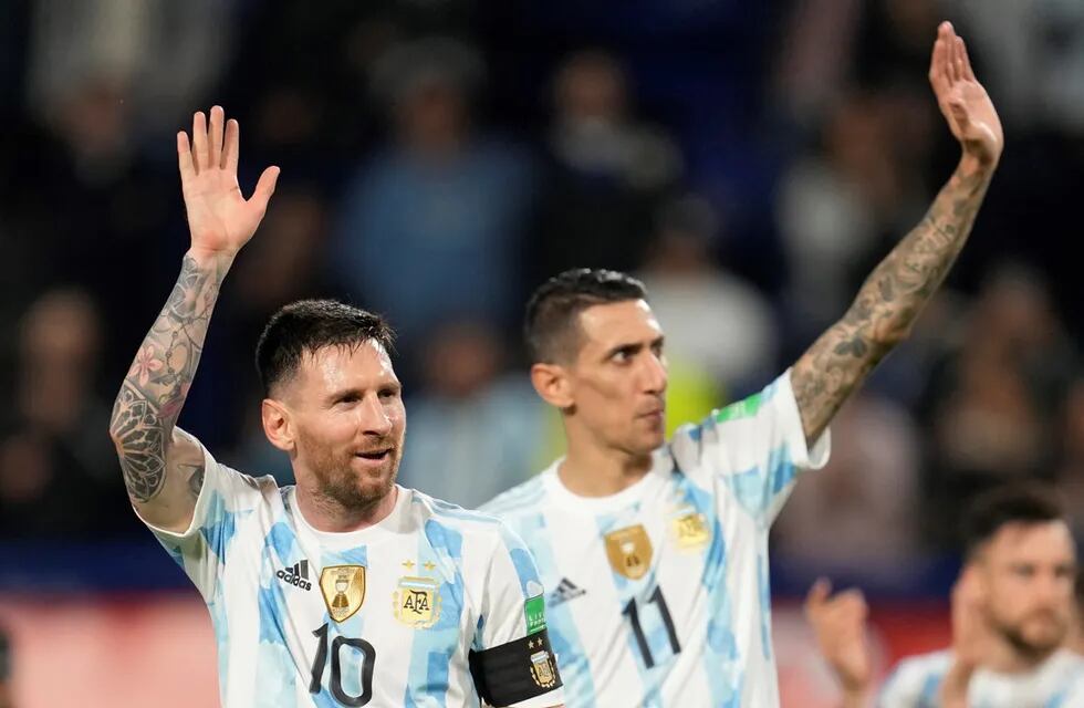 Lionel Messi y Ángel Di María, referentes del seleccionado argentino para el Mundial Qatar 2022. (AP)