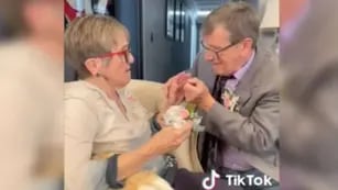 Su esposa padece alzheimer, le propuso casamiento para que no lo olvide y el video estalló TikTok