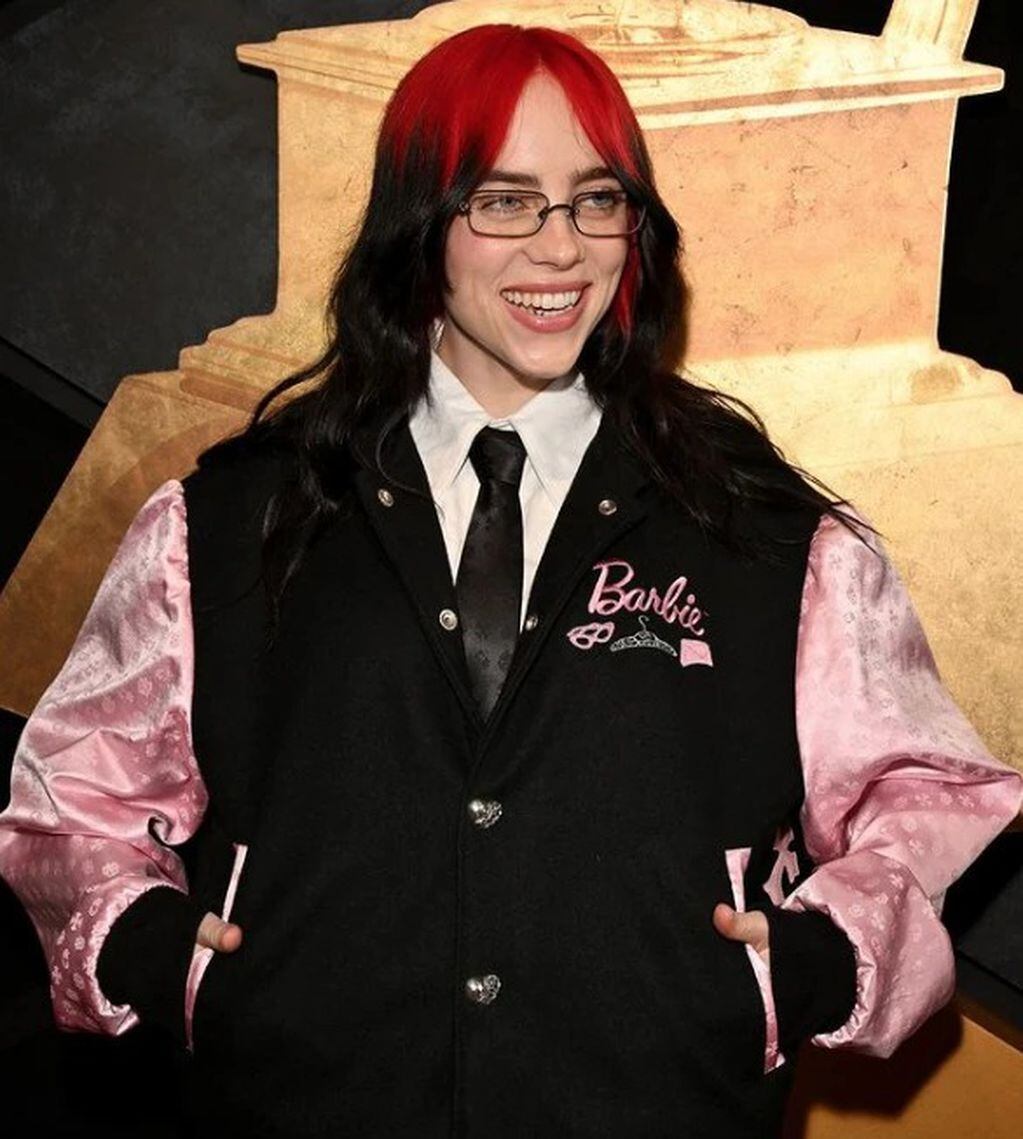 Billie Elish llevó una campera bomber en rosa y negro en honor a su canción de la para la película Barbie.
