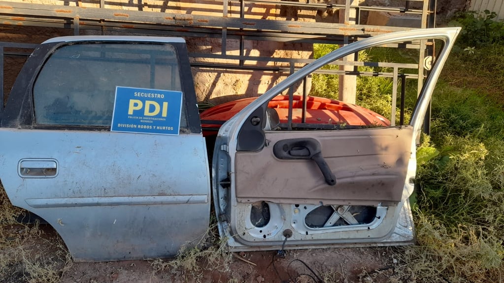 Entre los elementos, había dos puertas de un auto que había sido robado en 2018. - Foto: Ministerio de Seguridad