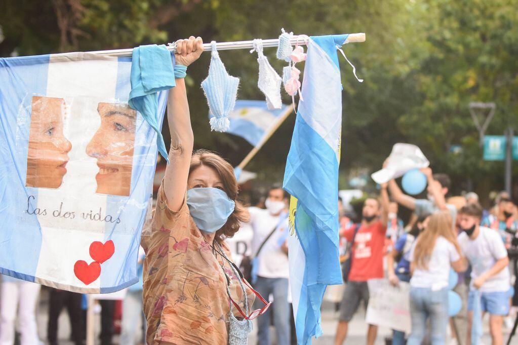 Marcha pro vida, en contra del tratamiento de una ley que garantiza el aborto seguro, legal y gratuito en Argentina.