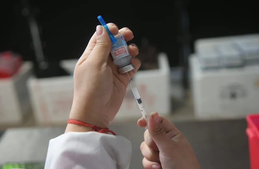 Comenzó la combinación de vacunas para mayores de 80 años con Moderna. Foto: Ignacio Blanco / Los Andes