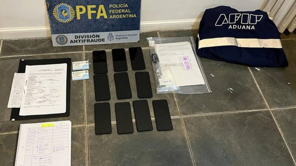 En total se secuestraron en los diferentes domicilios 10 teléfonos móviles que serán peritados, además de documentación. - Foto La Nación