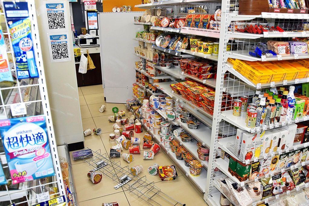 Los productos se encuentran dispersos en una tienda de conveniencia en Fukushima, en el norte de Japón. (AP)