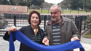 Julieta Gargiulo y Miguel Ángel Courtade muestran la bufanda.
