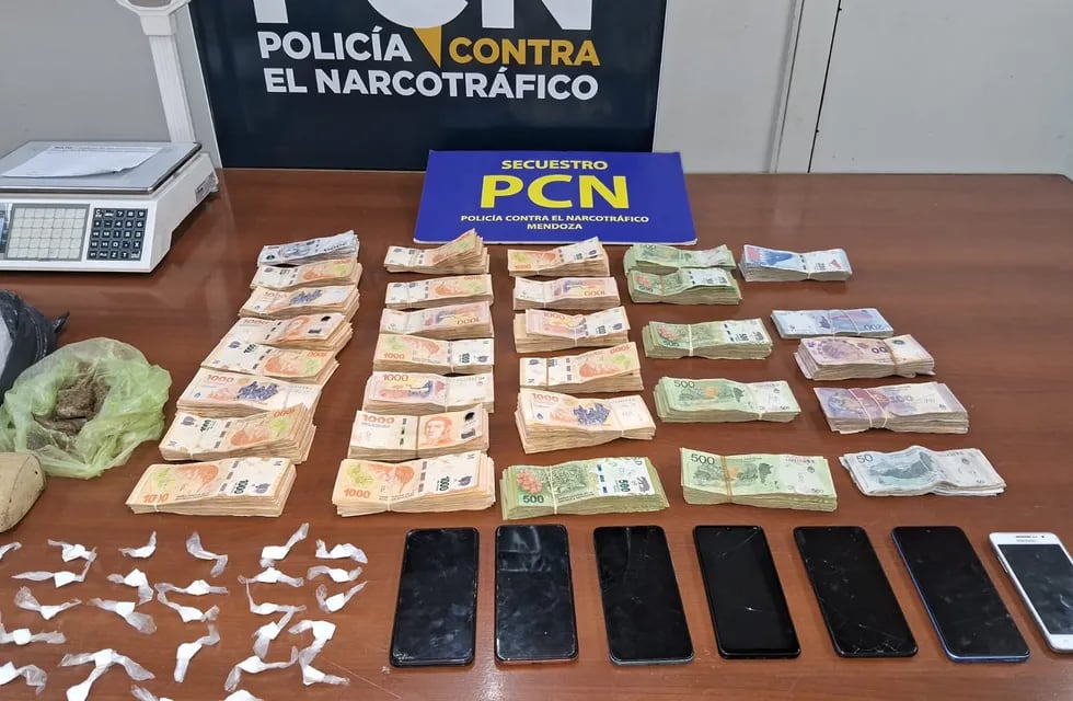 Parte de la droga y el dinero secuestrado en el barrio Huarpes. Gentileza Ministerio de Seguridad y Justicia.