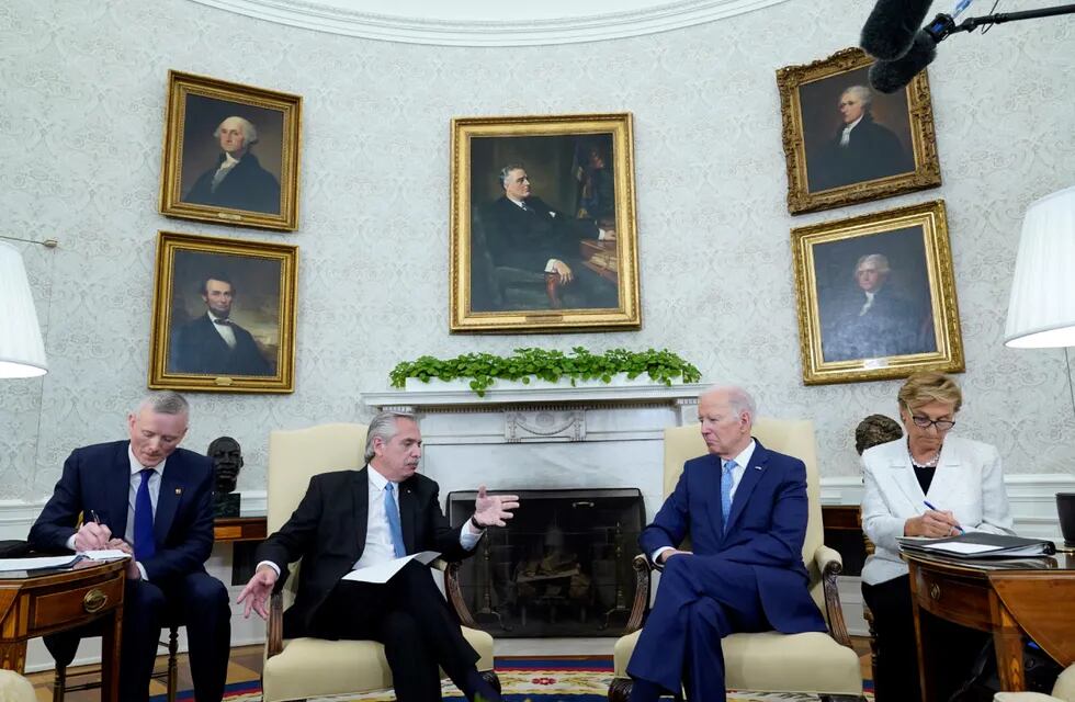 Alberto Fernández y Joe Biden en el Salón Oval de la Casa Blanca este miércoles. (AP / Susan Walsh)