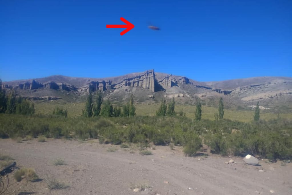 Un grupo de ciclistas afirma que fotografió un objeto volador no identificado.