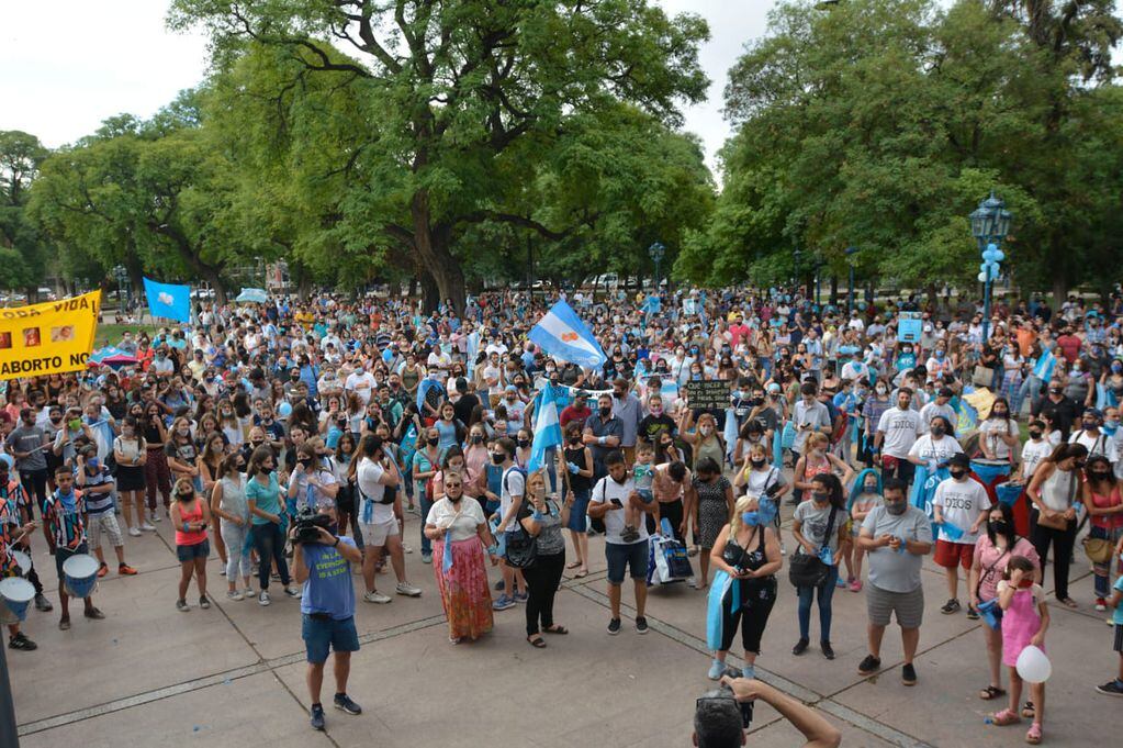Manifestación de agrupaciones provida en contra del proyecto de aborto legal en Plaza Independencia. 