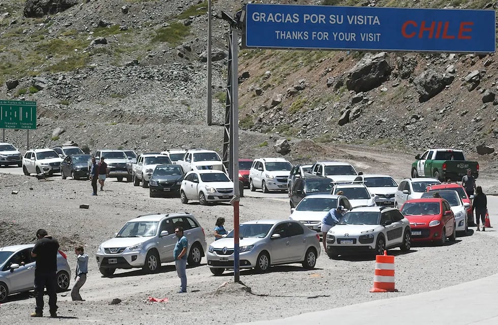 Paso fronterizo Los Libertadores de Chile. Las largas colas son un problema de años. Foto Jose Gutierrez / Los Andes (Archivo).