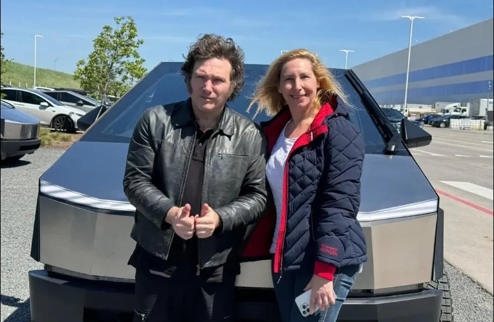 Javier Milei y Karina en Tesla