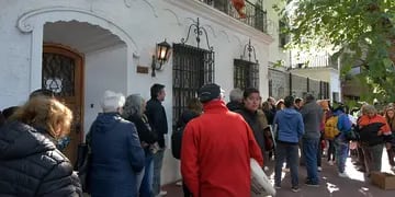 Filas para tramitar la ciudadanía en el consulado de España en Mendoza