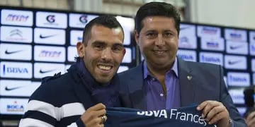 Carlos Tevez y Angelici con la camiseta de Boca.