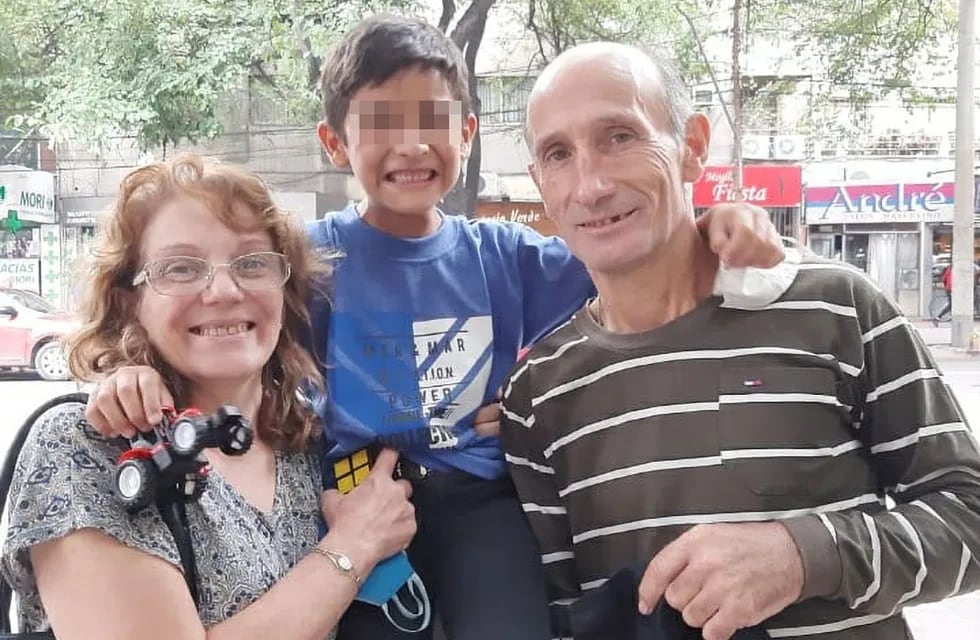 El niño fue adoptado temporariamente por Viviana y Hugo, gracias a la labor de Avome, que cumple medio siglo en Mendoza.