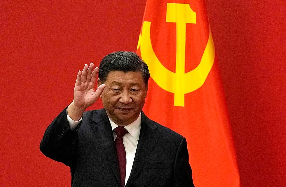 Xi Jinping, saludando luego del Congreso del PCCh durante el cual le otorgaron un nuevo mandato de 5 años, el 23 de octubre de 2022. (AP Photo/Andy Wong, File)