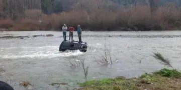El Bolsón: intentaron cruzar un río en camioneta y quedaron varados en medio del agua