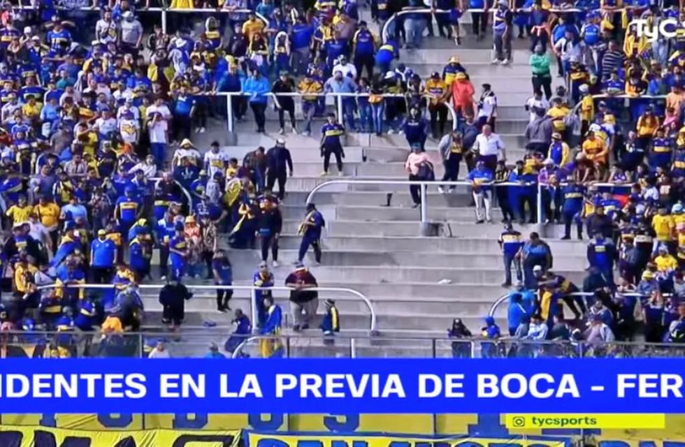Varios golpes en la tribuna de Boca previo al partido por CopaArgentina. Las banderas que tapaban la visión iniciaron las peleas. / Gentileza.