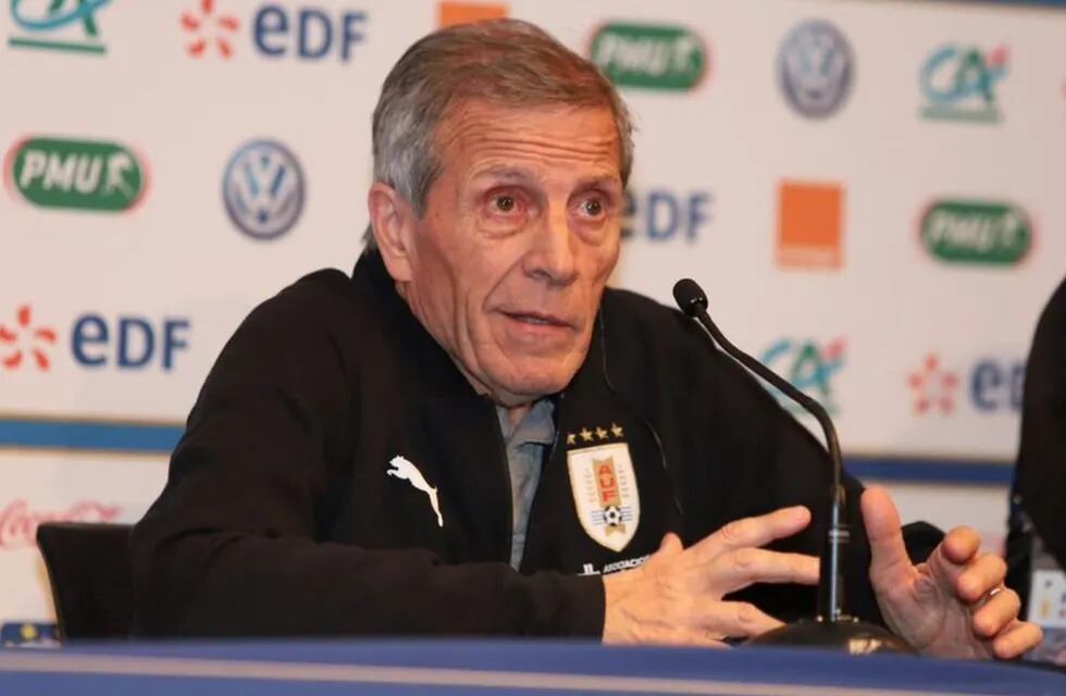 Por la crisis económica, la Asociación Uruguaya de Fútbol despidió al 'Maestro' Tabárez