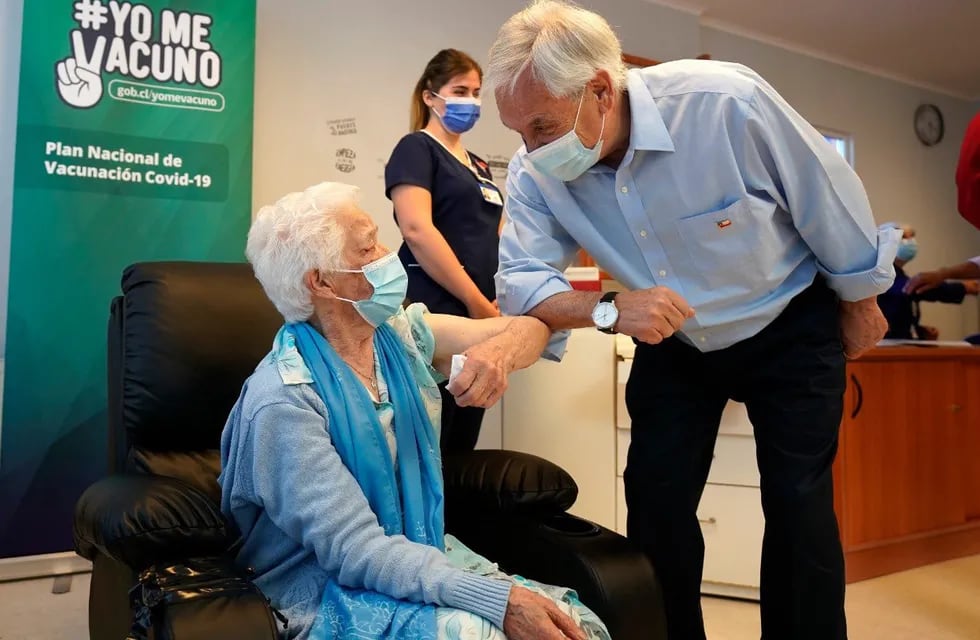 Sebastián Piñera, junto a la primera mujer que recibió la vacuna contra el Covid-19 / Twitter @sebastianpinera