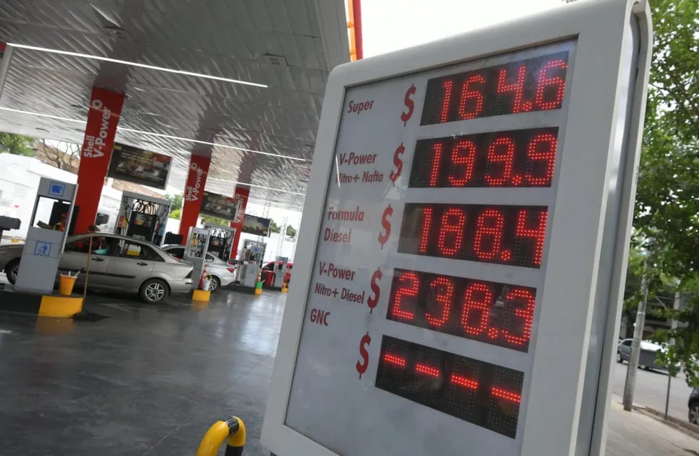 Las estaciones de servicio de Axion y Shell ya aplicaron el 4% de aumento en sus precios. Foto: Ignacio Blanco