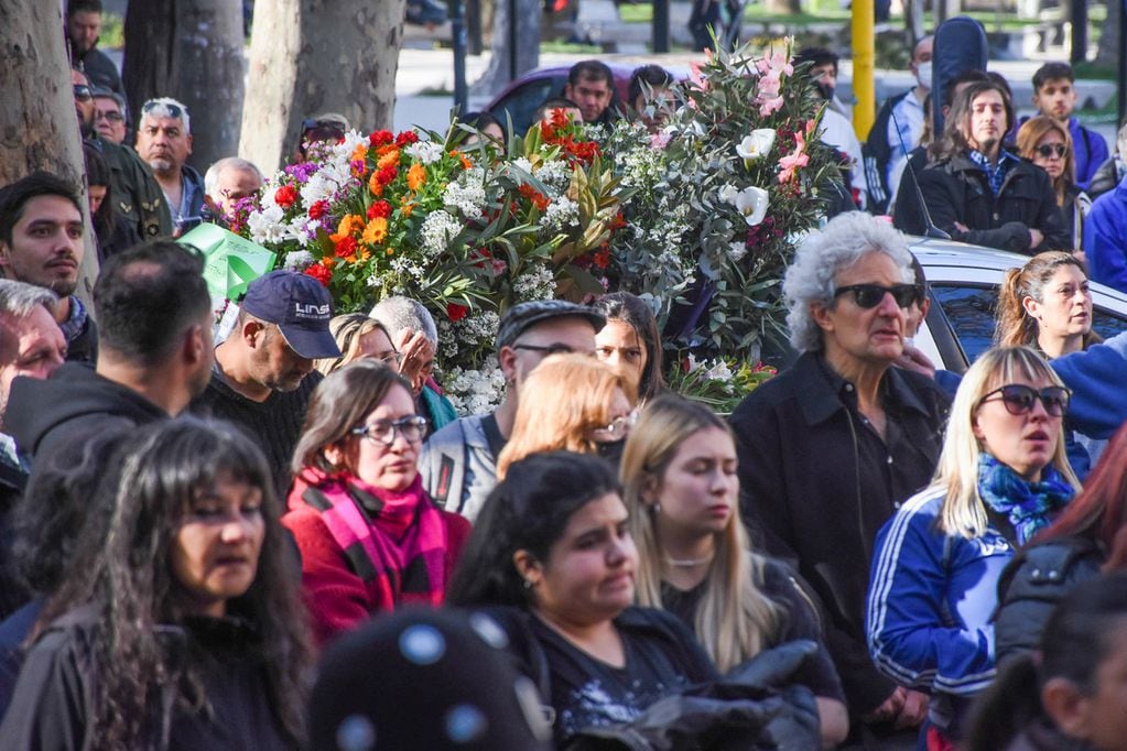 Último adios a Marciano cantero, una multitud lo despidió a son de sus canciones en el edificio de Cultura de Mendoza, luego de velar sus restos.

Foto: Mariana Villa / Los Andes
