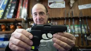 Jorge Cascarano muestra cómo es el arma usada para atentar contra la Vicepresidente.