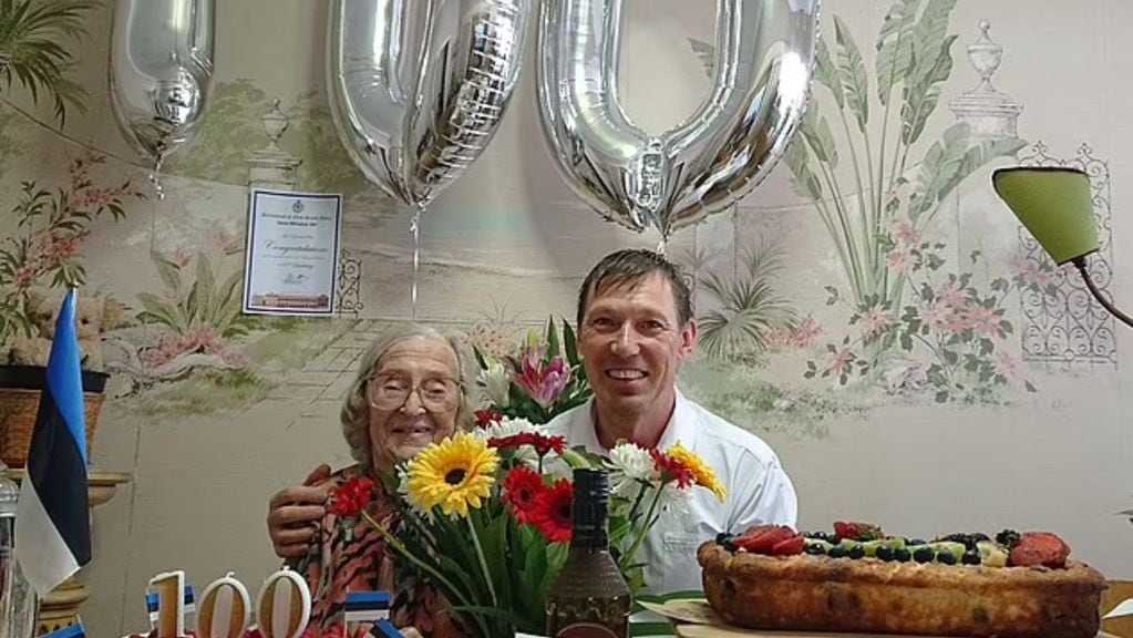 La pareja aparece en la foto en el cumpleaños número 100 de Elfriede en 2020.