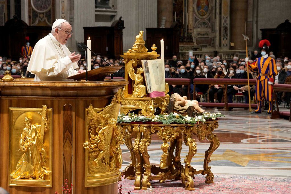 El Papa Francisco celebra la misa de vísperas de año nuevo en la Basílica de San Pedro en el Vaticano