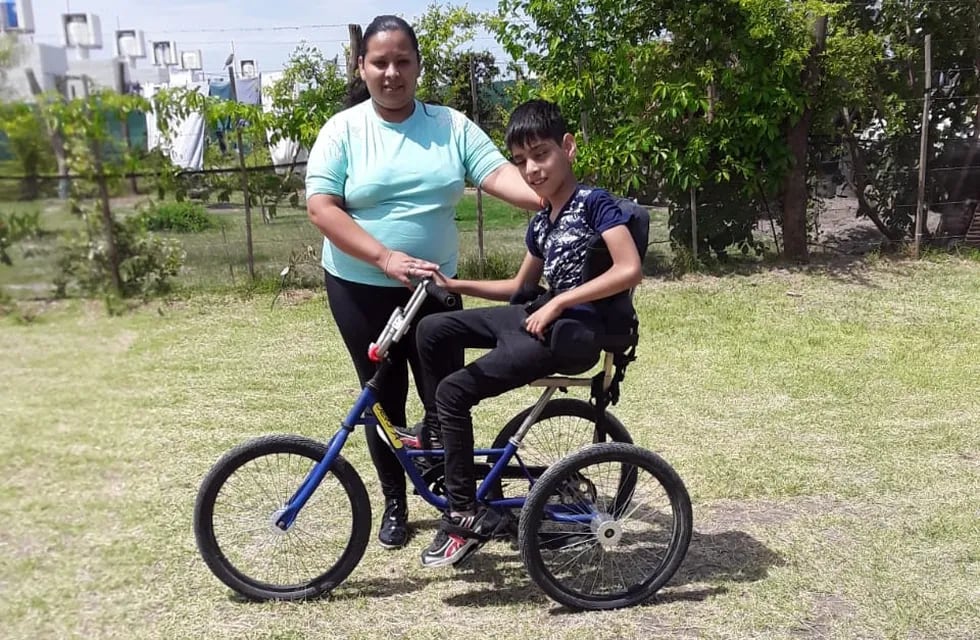 Nair Adaro y su mamá ya disfrutan de una bicicleta inclusiva, que fue donada luego de que personas solidarias conocieran a través de Los Andes el caso de varios chicos de La Paz que las necesitaban.