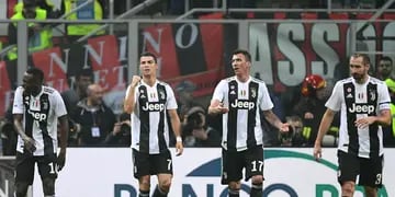 Con goles de Mario Mandzukic y Cristiano Ronaldo, el equipo de Turín le sacó seis puntos de ventaja a Napoli. El Pipa se fue expulsado,