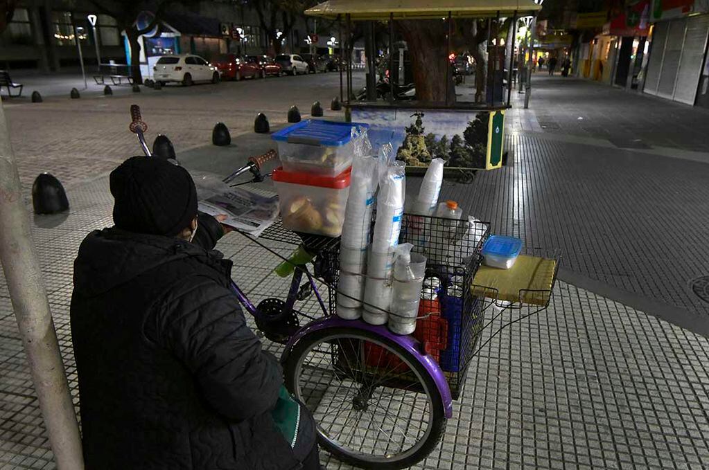 kilómetro 0 de la Ciudad, en Peatonal Sarmiento, un cafetero enfrenta las bajas temperaturas esperando que sus clientes compren un café calentito para calmar el frío. Foto: Orlando Pelichotti