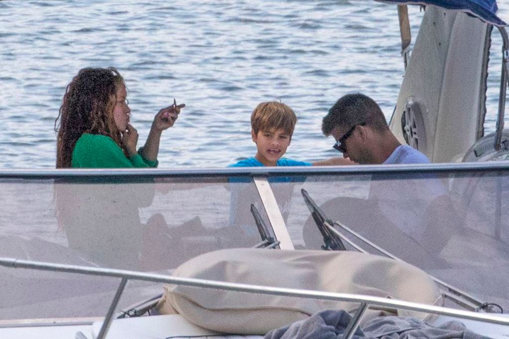Shakira y Piqué en unas vacaciones con sus hijos en el Mediterráneo