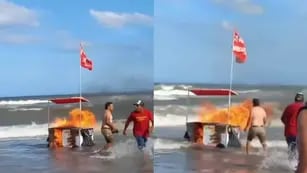 Mar del Plata: se prendió fuego un carrito de panchos y lo arrojó al mar para evitar una tragedia
