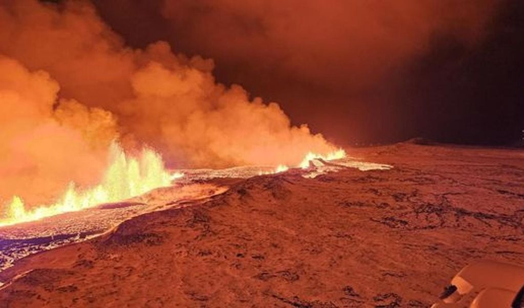 Las imágenes más impactantes del volcán Grindavik en erupción en Islandia (EFE)