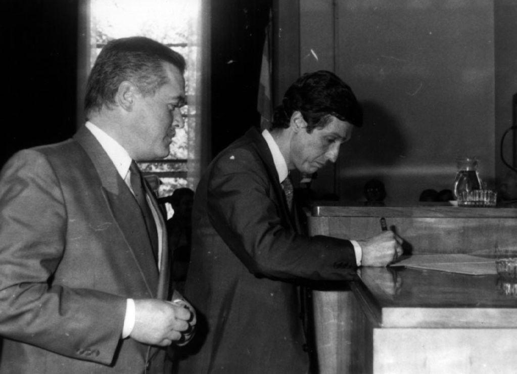 MENDOZA. POLÍTICA. EL GOBERNADOR RODOLFO GABRIELLI (1991-1995) JUNTO AL VICEGOBERNADOR CARLOS DE LA ROSA.  Archivo / Los Andes

