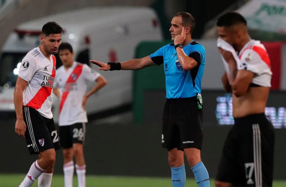 El árbitro uruguayo Esteban Ostojich consulta al VAR en semifinal de la Copa Libertadores entre el Palmeiras y River. / AFP