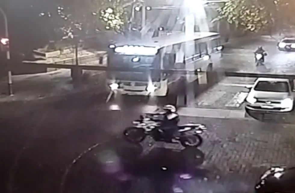 Policía atropellado por colectivo en Mendoza (Captura de video / Gentileza)