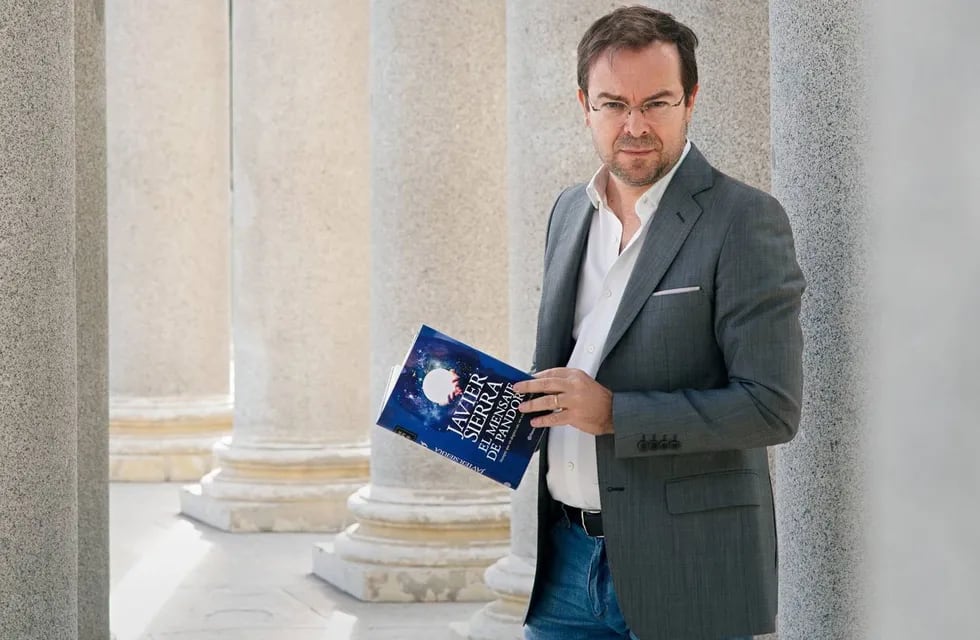 El periodista y escritor español Javier Sierra, lanzó su novela epistolar donde reflota el mito de la caja de Pandora.