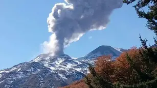 Alerta amarilla para un volcán chileno que limita con Neuquén
