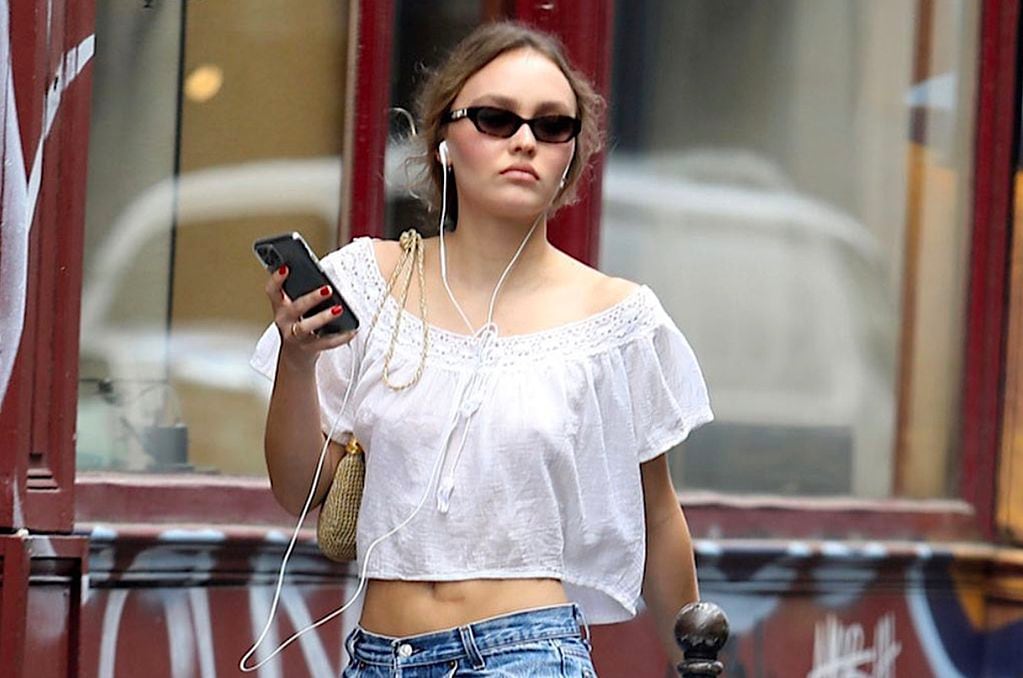 La actriz y modelo Lily-Rose Depp marca tendencia usando auriculares con cable.