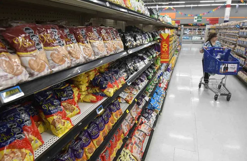 El consumo de productos de primera necesidad ya muestra, en la primera semana de enero, un retroceso del 18,3% con respecto al mismo momento de 2023. Foto: José Gutierrez / Los Andes