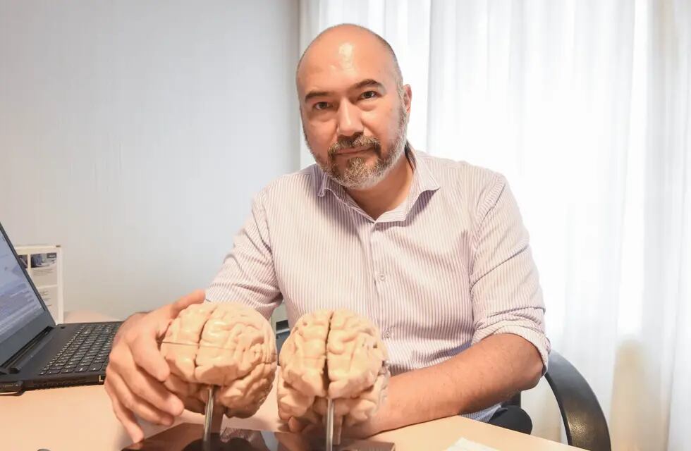 Servicio. Andrés Barboza, neurólogo del equipo que realizó cirugías a 4 pacientes con Parkinson y 5 con epilepsia refractaria. Foto: Mariana Villa / Los Andes.