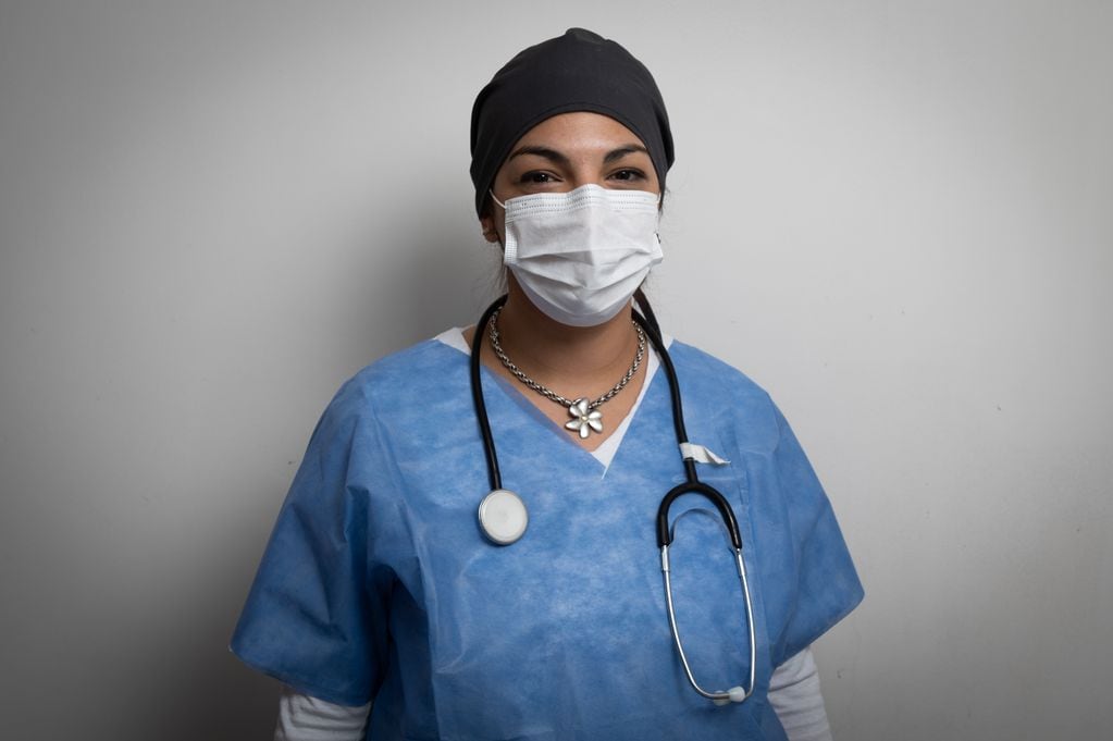 La médica Eugenia Torres es parte del equipo de médicos, enfermeros y kinesiologos que trabajan en la primera línea en el Hospital Carrilo.