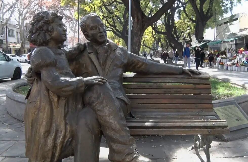 José de San Martín y su hija Merceditas, homenajeados en una escultura en la Alameda de Mendoza (Archivo / Los Andes)