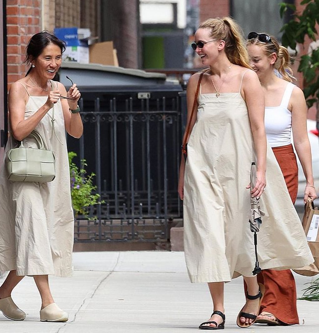 Jennifer Lawrence se tomó con humor cuando se encontró con otra mujer con el mismo vestido.