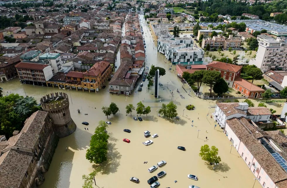 Una vista aérea muestra automóviles parcialmente sumergidos a lo largo de una calle inundada tras el desbordamiento de un río, en Lugo, cerca de Rávena, Italia. Foto: EFE