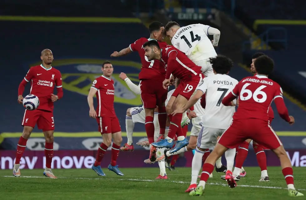 Telam, Inglaterra, 19 de abril de 2021: Leeds United, dirigido por el argentino Marcelo Bielsa, empató hoy con Liverpool 1 a 1 en los minutos finales del partido válido por la fecha 32 de la Premier League de fútbol de Inglaterra.
Foto: AFP/aa/Telam




Leeds United's Spanish defender Diego Llorente (3R) scores an equalising goal to make the score 1-1 during the English Premier League football match between Leeds United and Liverpool at Elland Road in Leeds, northern England on April 19, 2021. (Photo by LEE SMITH / POOL / AFP) / RESTRICTED TO EDITORIAL USE. No use with unauthorized audio, video, data, fixture lists, club/league logos or 'live' services. Online in-match use limited to 120 images. An additional 40 images may be used in extra time. No video emulation. Social media in-match use limited to 120 images. An additional 40 images may be used in extra time. No use in betting publications, games or single club/league/player publications. /